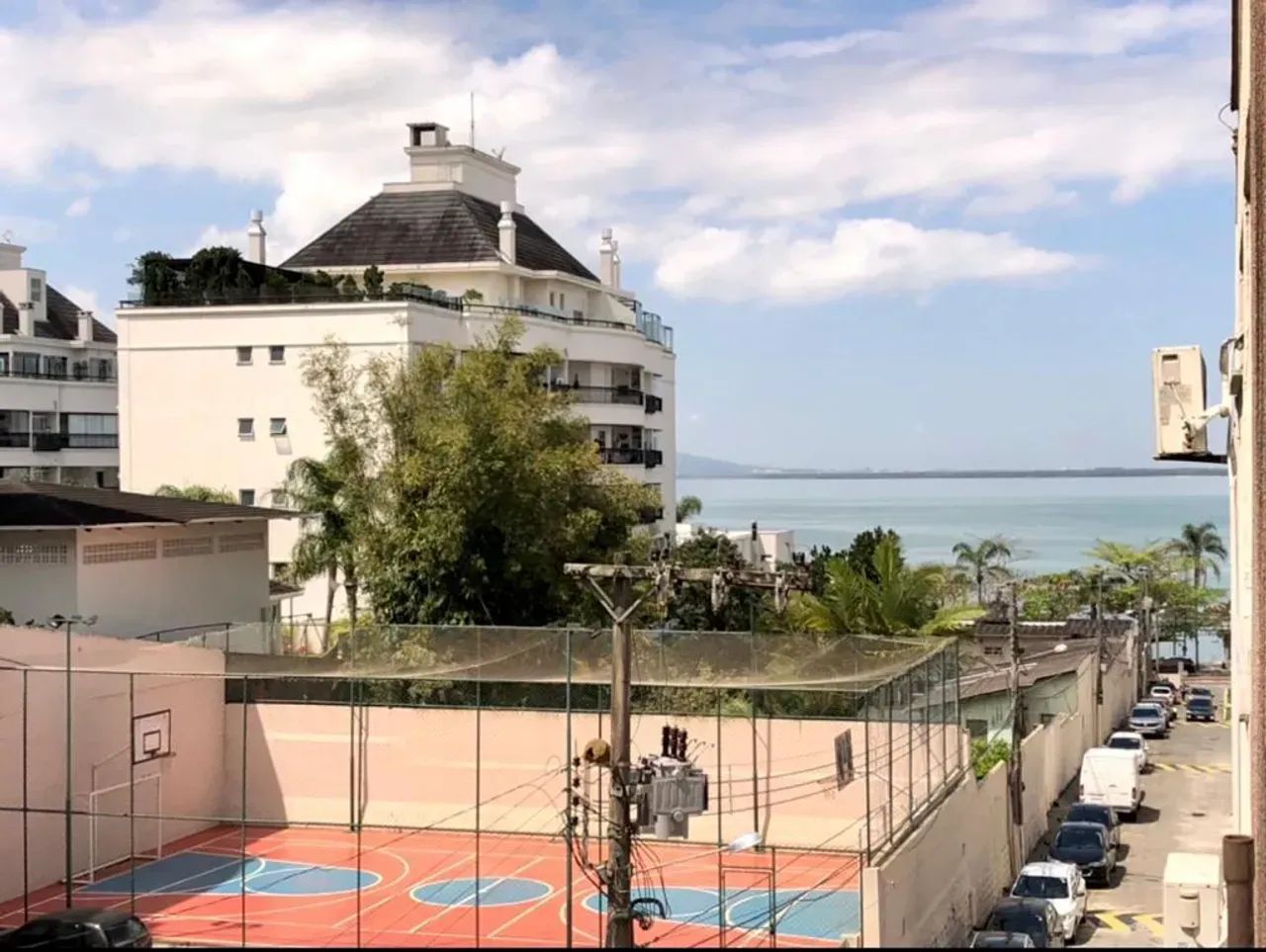 Imóvel para venda possui 57 metros quadrados com 2 quartos em Coqueiros - Florianópolis - 