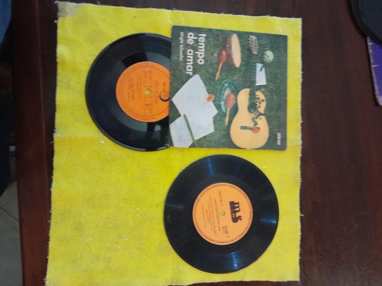 47 LPs de vinil, grande maioria com capa diversos gêneros. MPB, ROMANTICAS, INFANTIS, etc.
