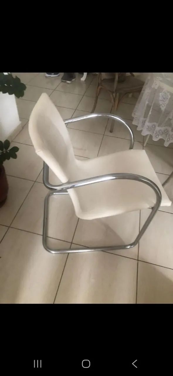Cadeira estofada cromada 
