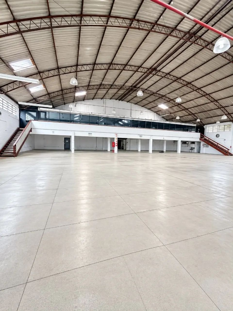 Galpão Comercial 1.253 m² com Mezanino e Escritórios para Aluguel