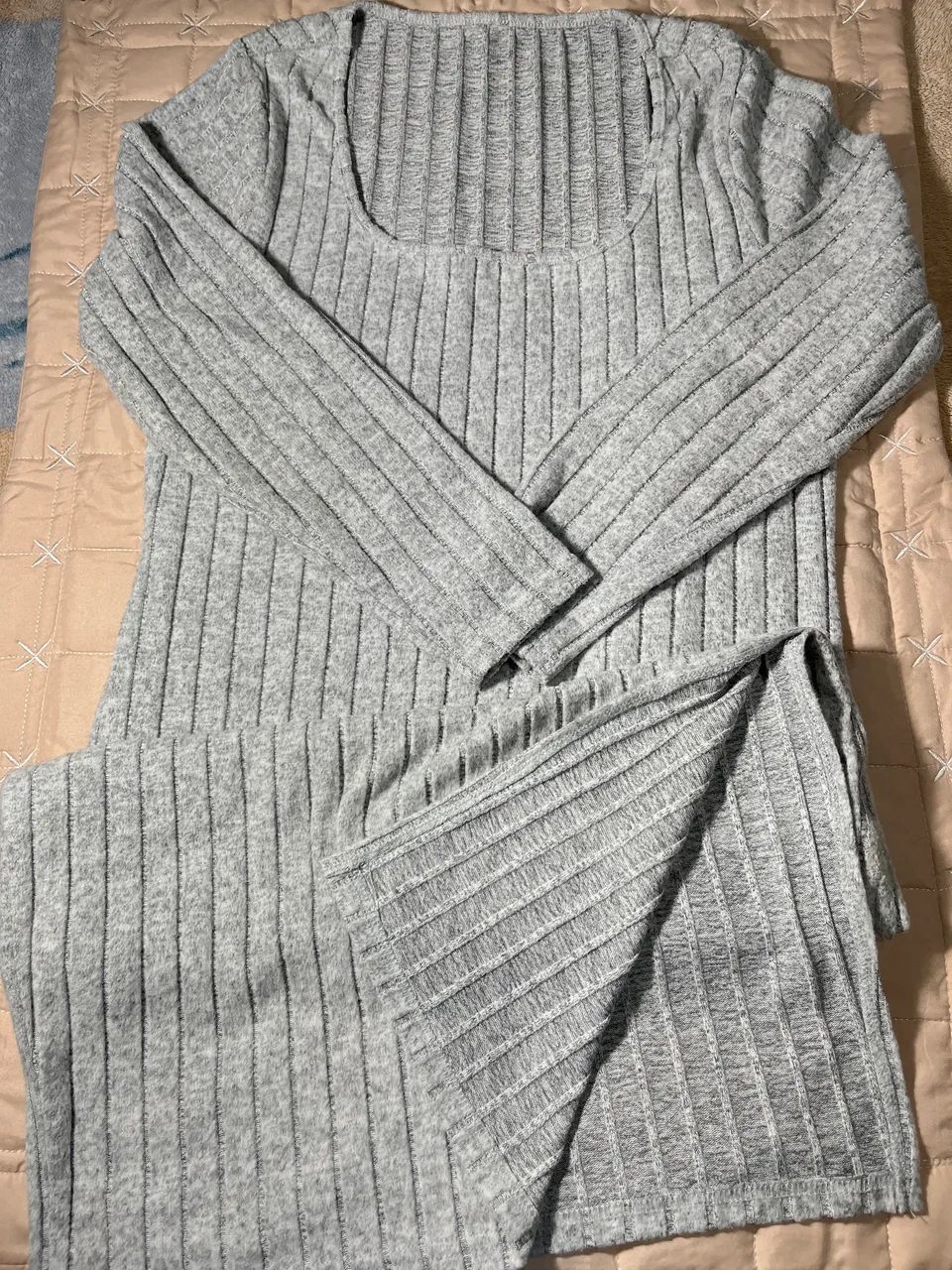 Vestido de malha cinza, canelado, decote careca e mangas compridas 