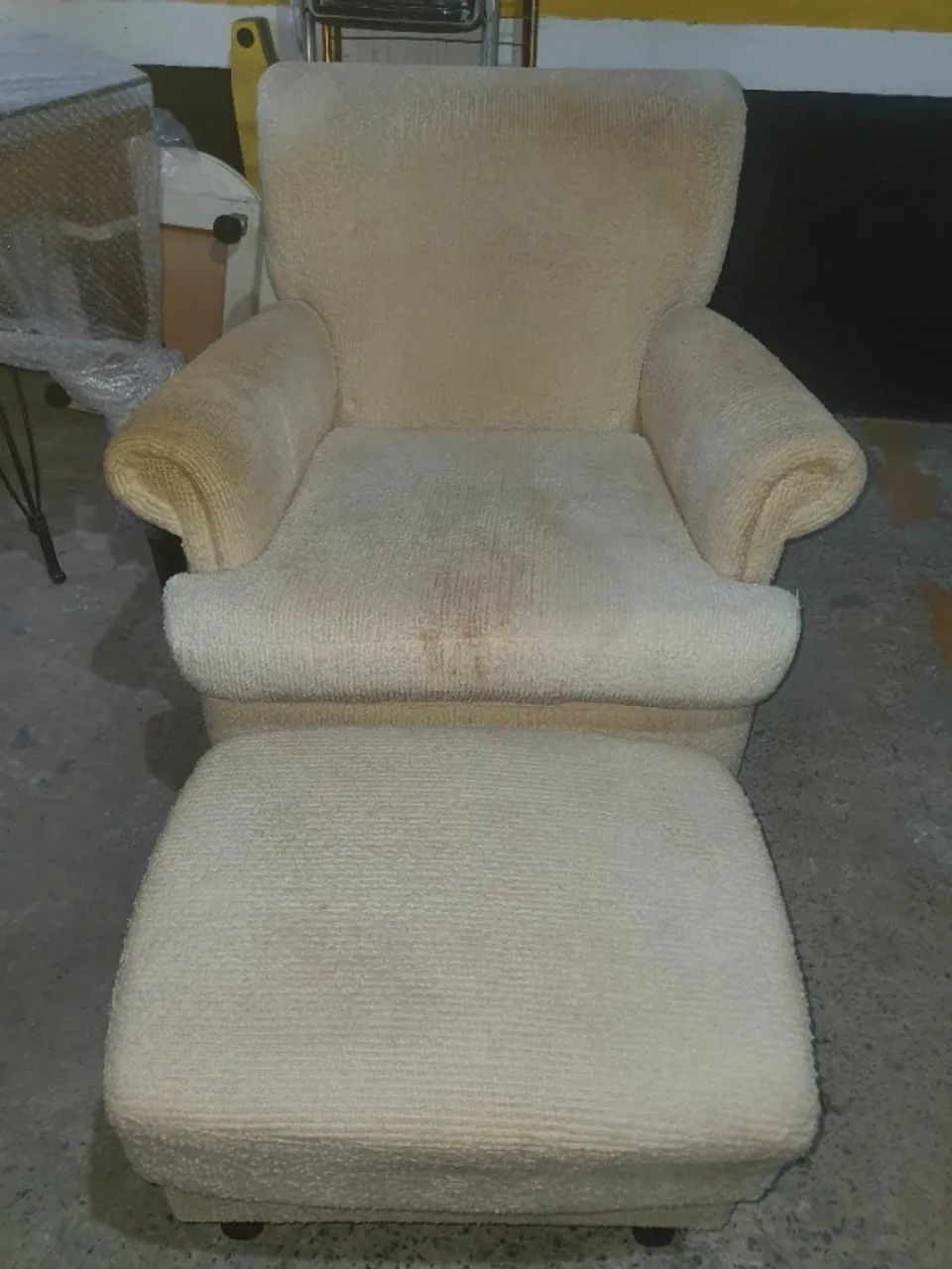 Poltrona estofada com Puff