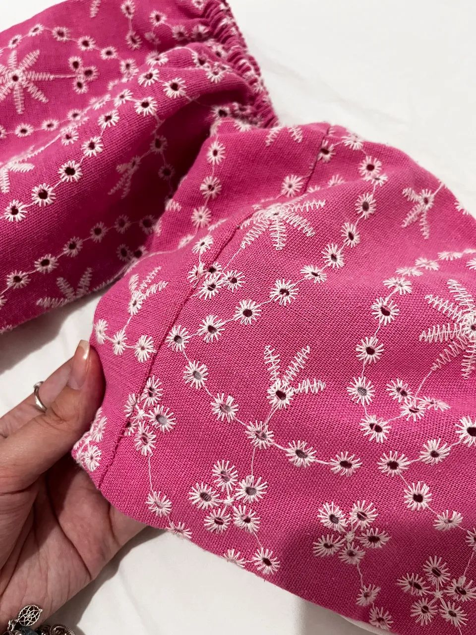 Top cropped bordado rosa - Foto 3