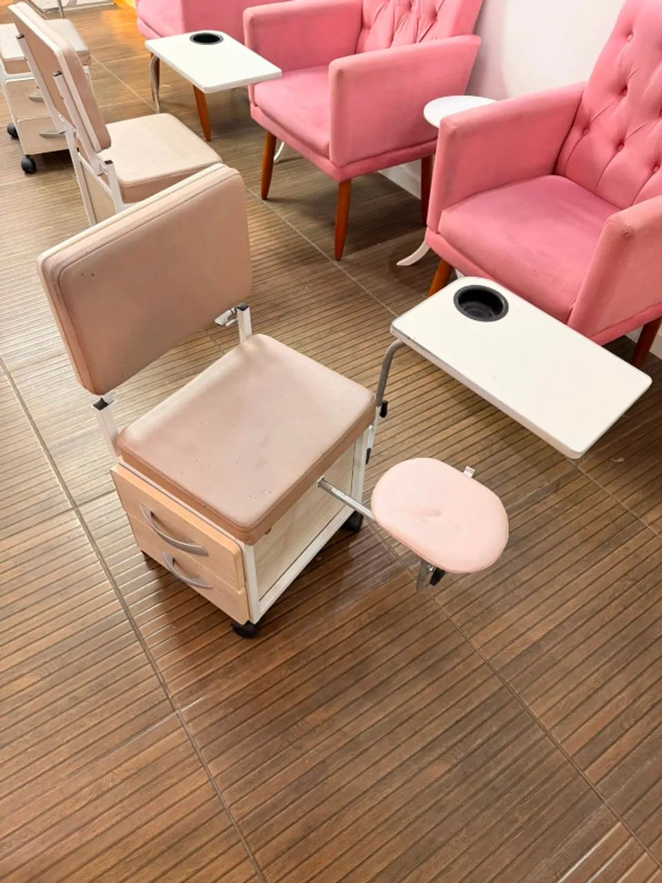 cadeira de manicure e pedicure com 2 gavetas na cor rosa - Foto 3