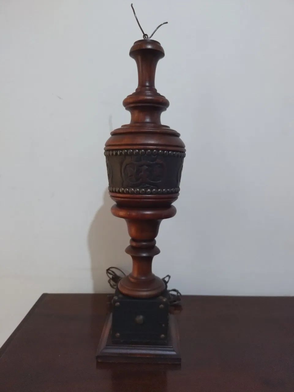 Abajur (base) em madeira e couro 