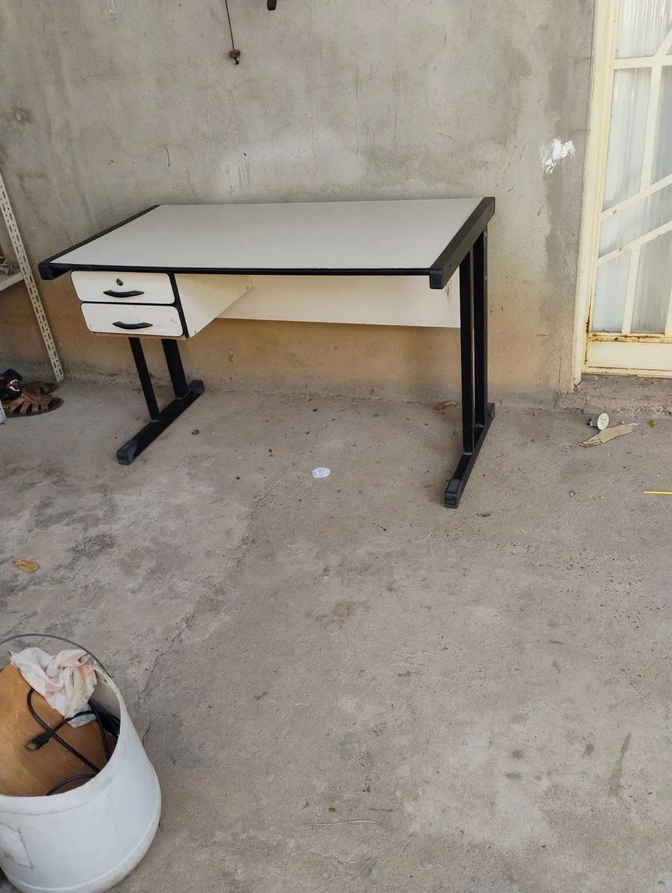 Mesa de escritório e computador 