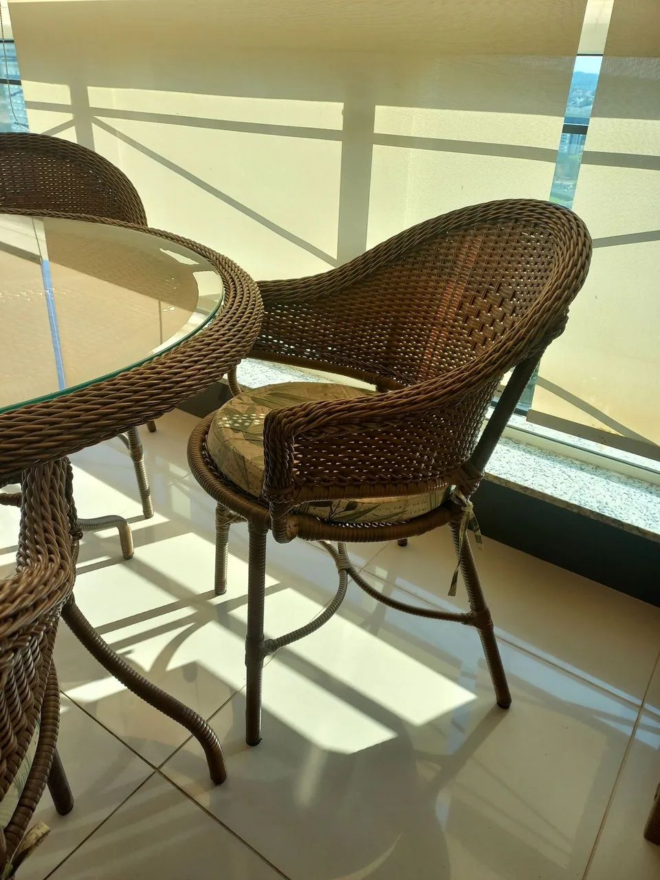 Mesa de vime com 4 cadeiras! - Foto 4