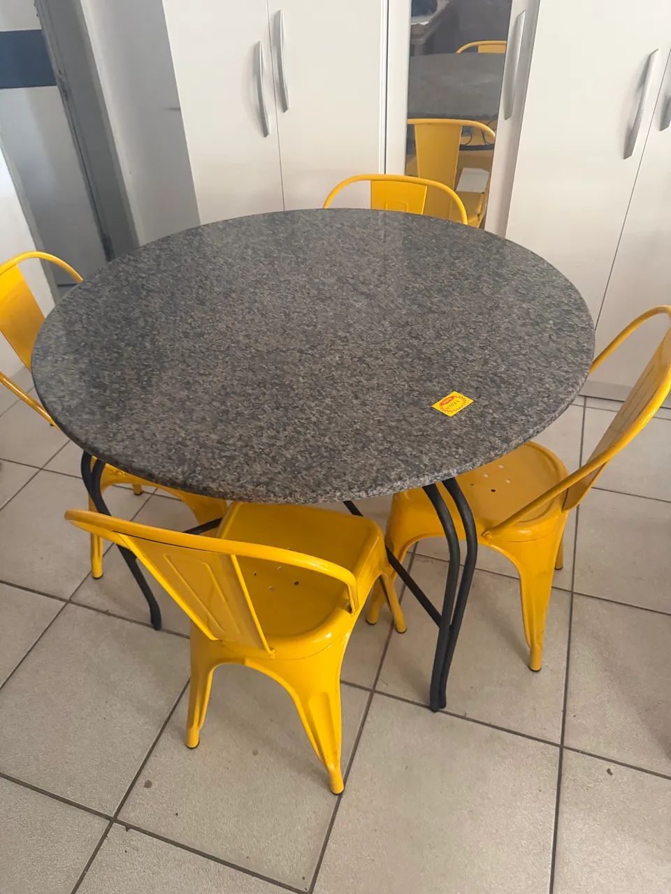 Mesa 4 cadeiras em ferro e latão e mesa com tampo de mármore top - Foto 3