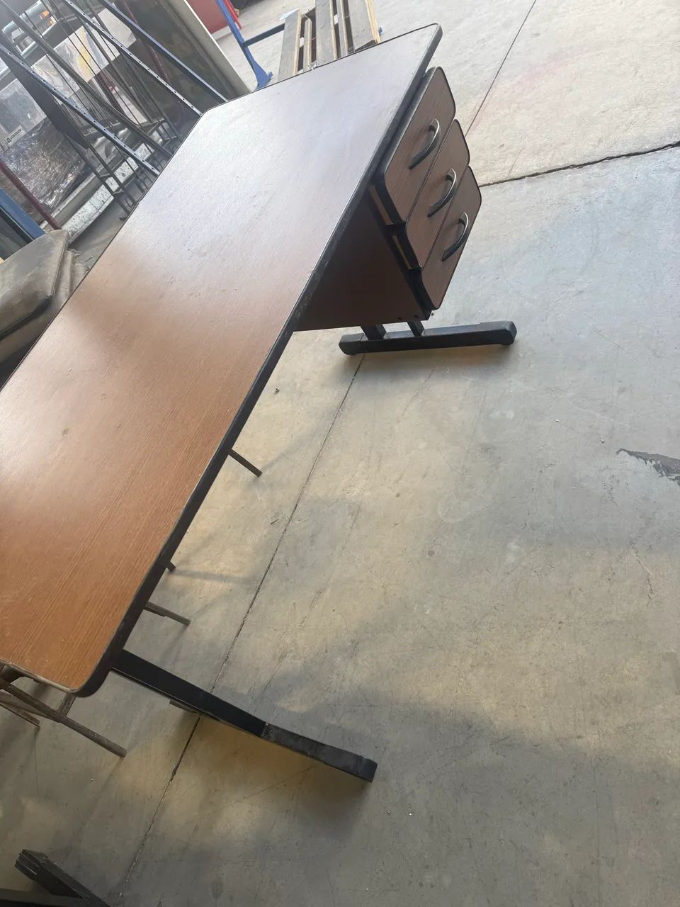 Mesa de escritório 60x120 com 3 gavetas  - Foto 2