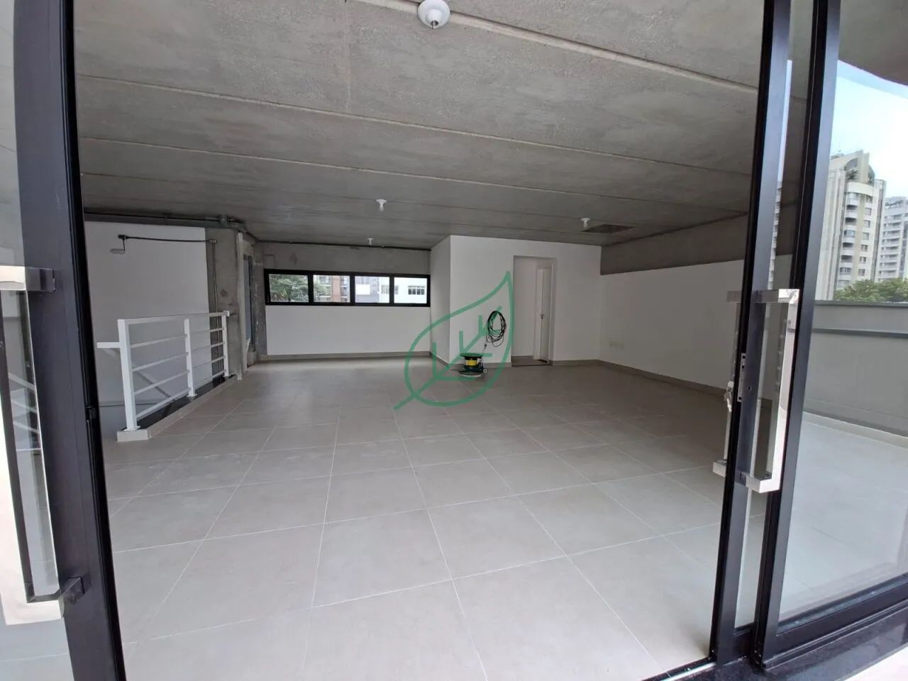 Loja com 750m2, nova, mais 300m2 Rooftop, 4 vagas de garagem em Moema. - Foto 5