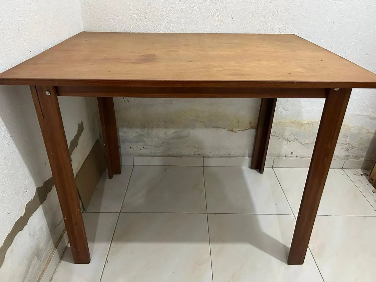 Vendo está mesa e 4 cadeiras de madeira