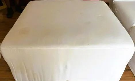 Grande e antigo Puff estofado em tecido claro lavável formato quadrangular com roldanas* - Foto 2