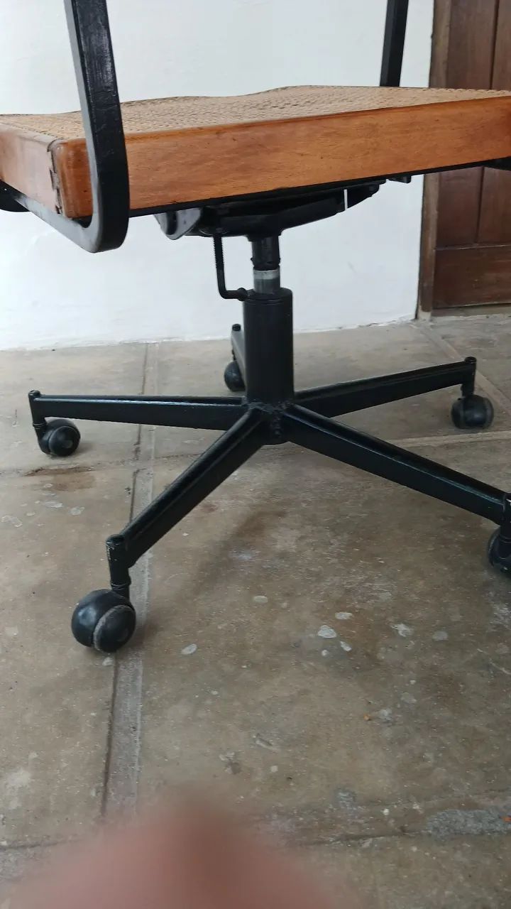 Vendo Cadeira de Escritório com Encostor - Foto 4