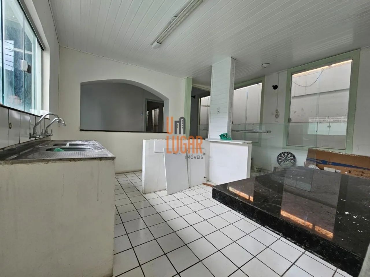 Um Lugar Imóveis Vende: Casa Comercial Ampla e Reformada, Pronta para uso na Tv. Padre Eut - Foto 4