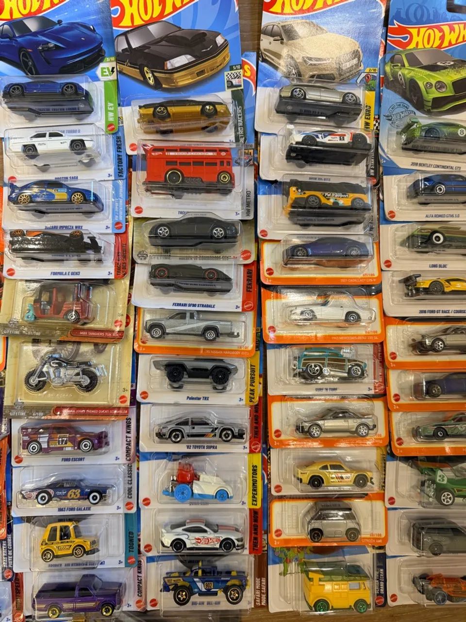 Lote com 82 Hot Wheels e Matchbox - Foto 3