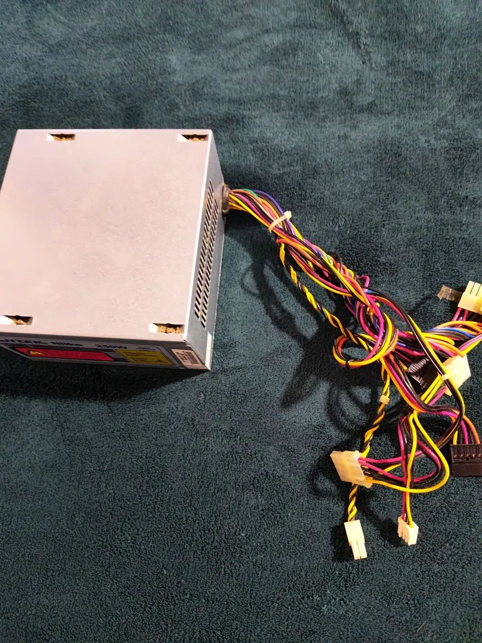 Fonte ATX 24 pinos, 250 W.