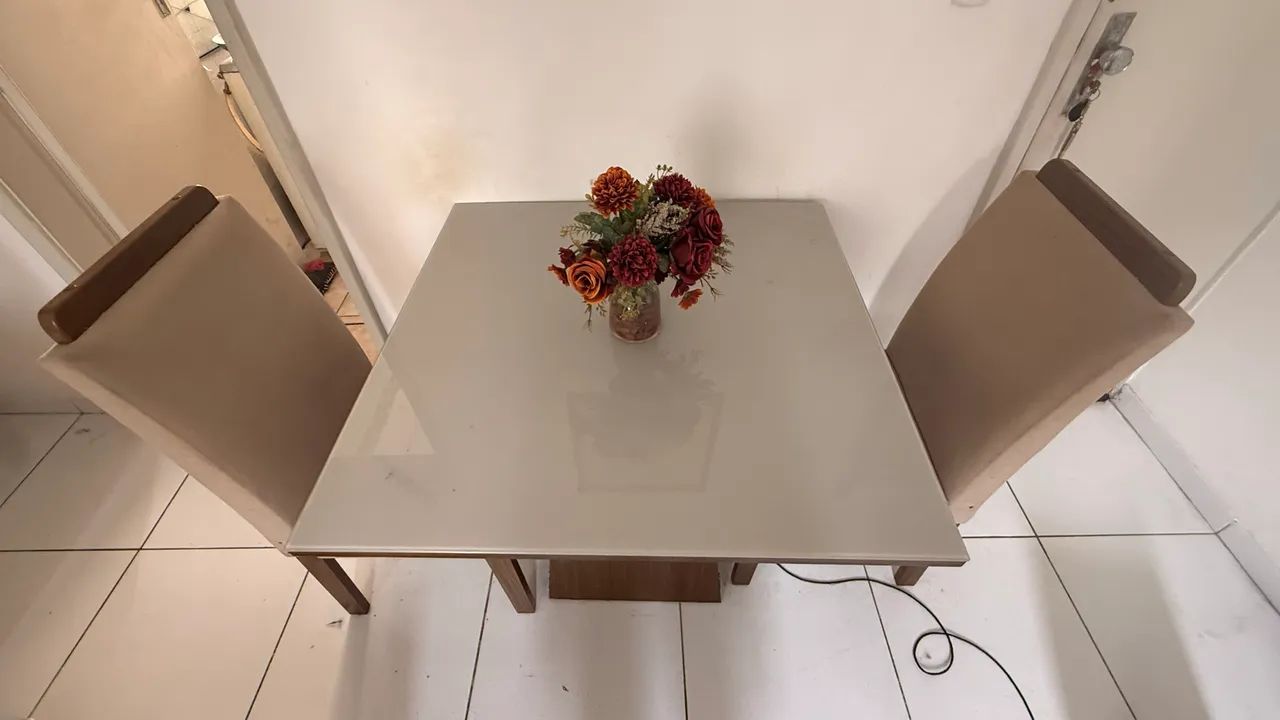 Mesa para 4 lugares com 2 cadeiras 