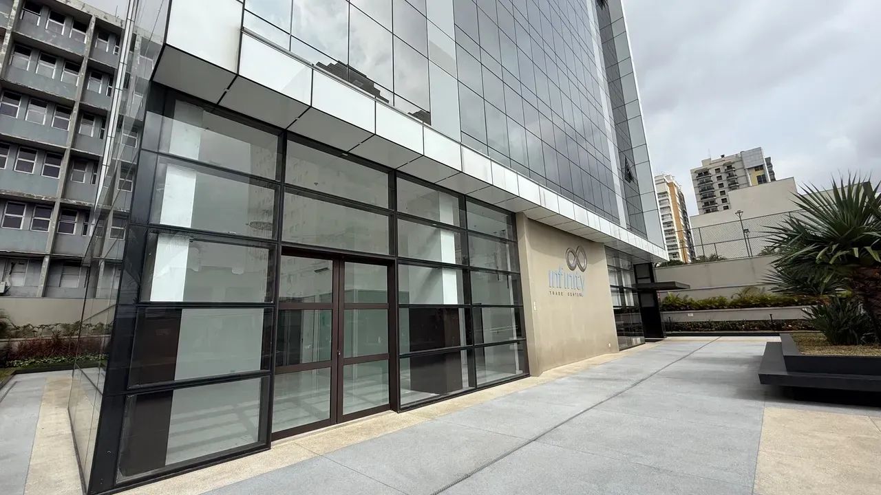Ponto comercial com 7 salas com fechamento em vidro, com pia e ar condicionado.