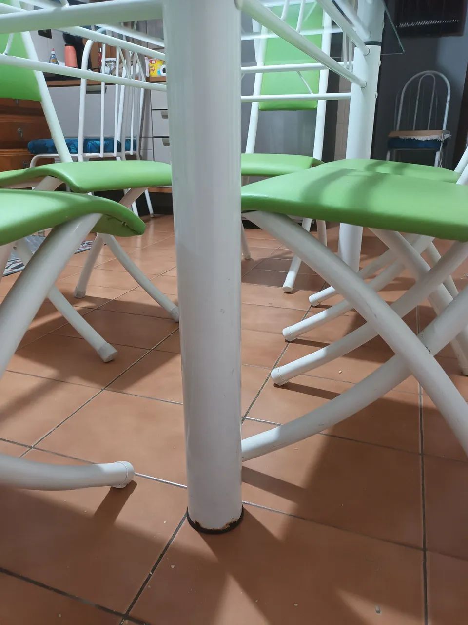 Mesa com tampo de vidro  com 5 cadeiras  - Foto 5