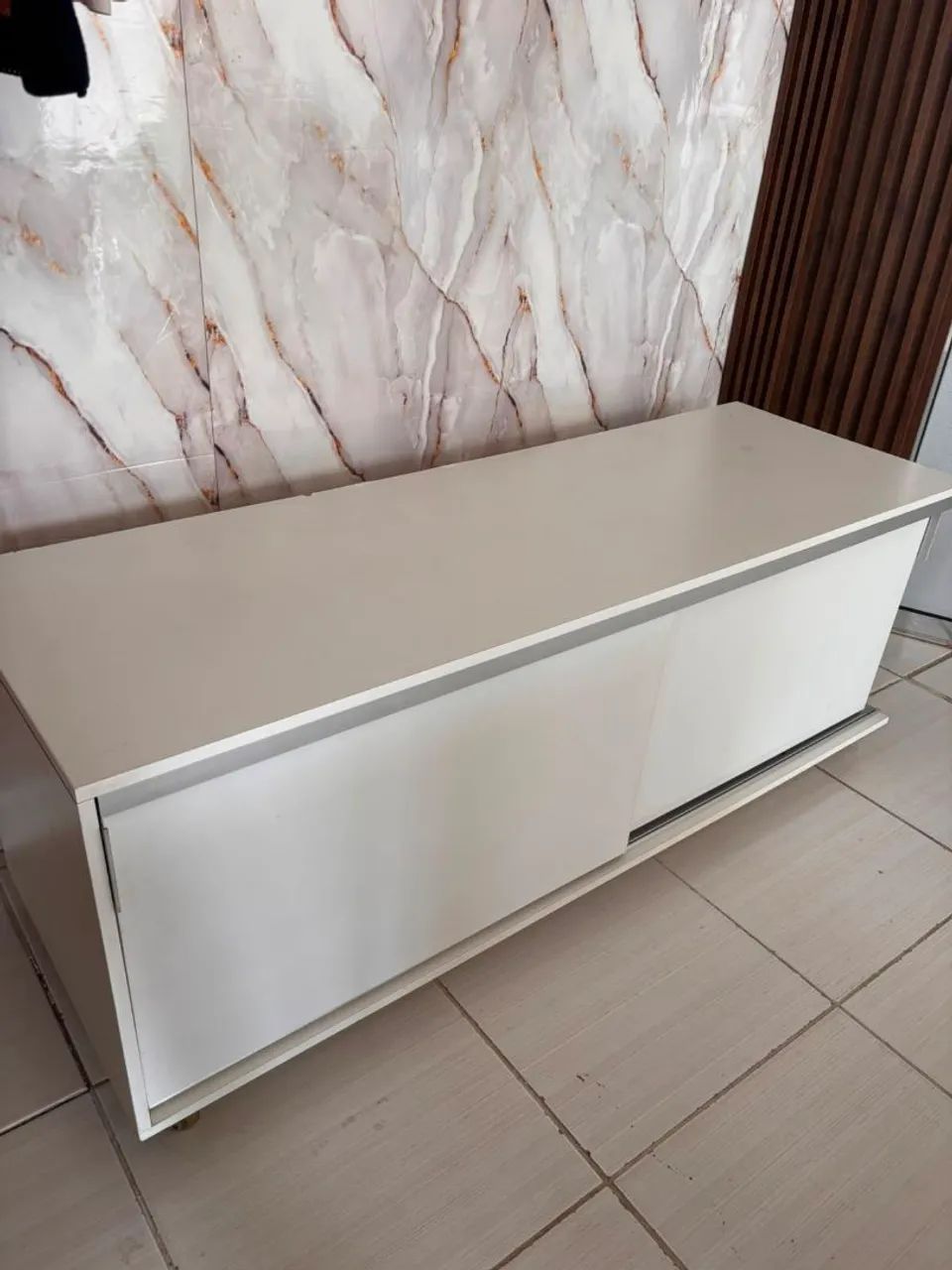 Mesa quadrada para loja e 2 móveis com portas com rodinhas  - Foto 2