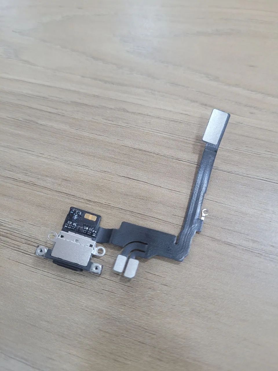 Flex de Carga Original iPhone 16 Pro Retirado