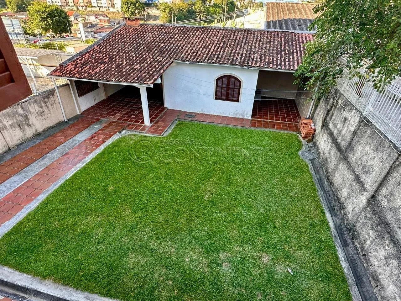 EXCELENTE CASA À VENDA - 292m² - 6 DORMITÓRIOS - EM COQUEIROS, FLORIANÓPOLIS