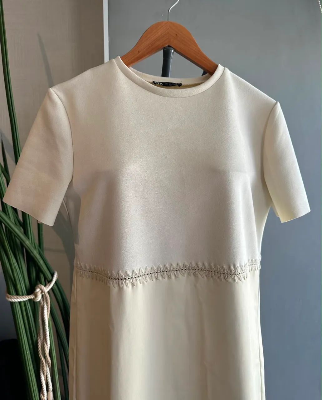 Vestido off white em couro, marca Zara, tam M - Foto 2