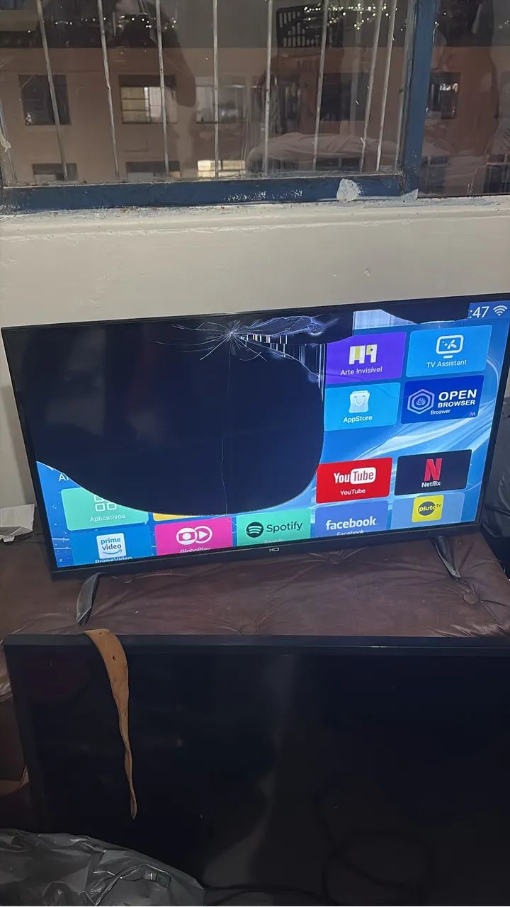 TV Smart HQ com Tela Quebrada - Para Conserto ou Peças