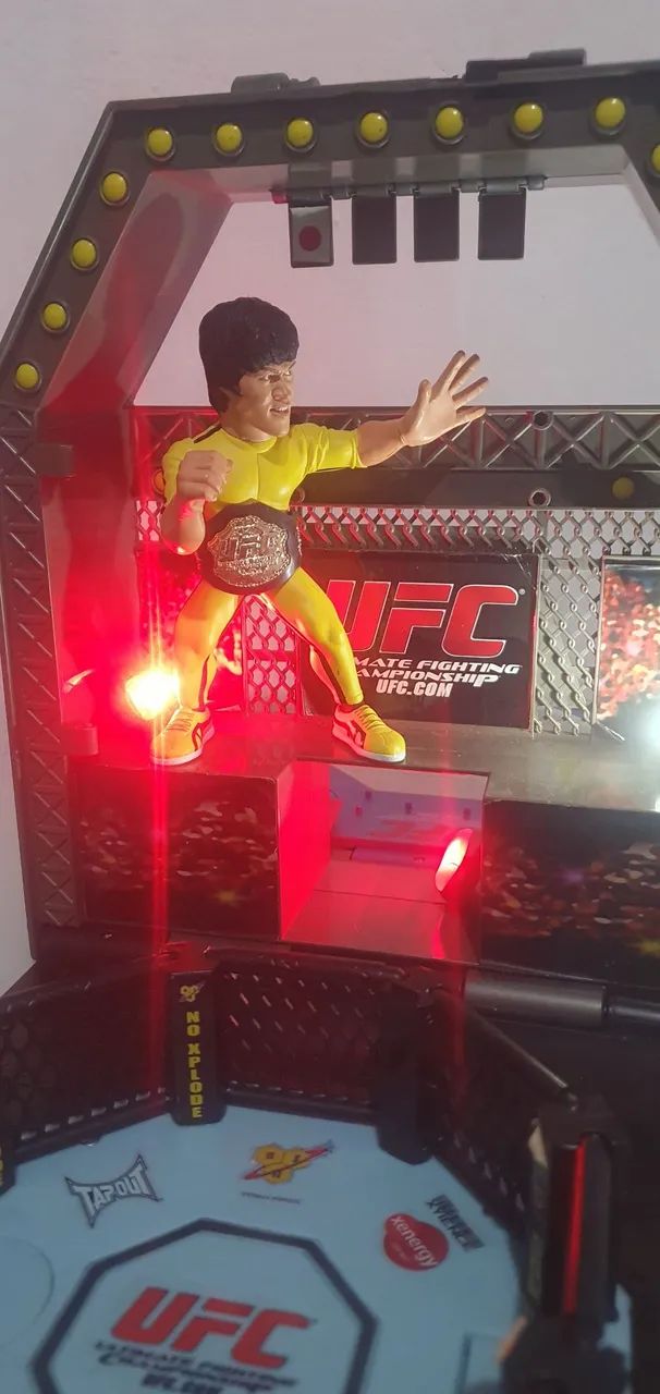 BONECO RARO EXCLUSIVO BRUCE LEE UFC ROUND 5 EDIÇÃO LIMITADA  PARA COLECIONADORES - Foto 4