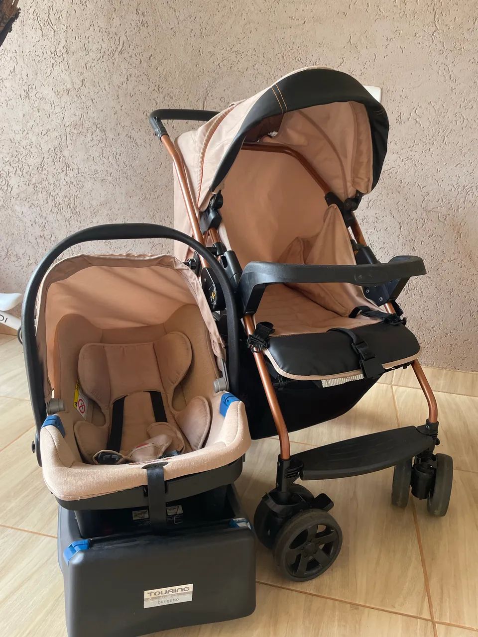 Carrinho de bebê com bebê conforto mais base de carro - Foto 2