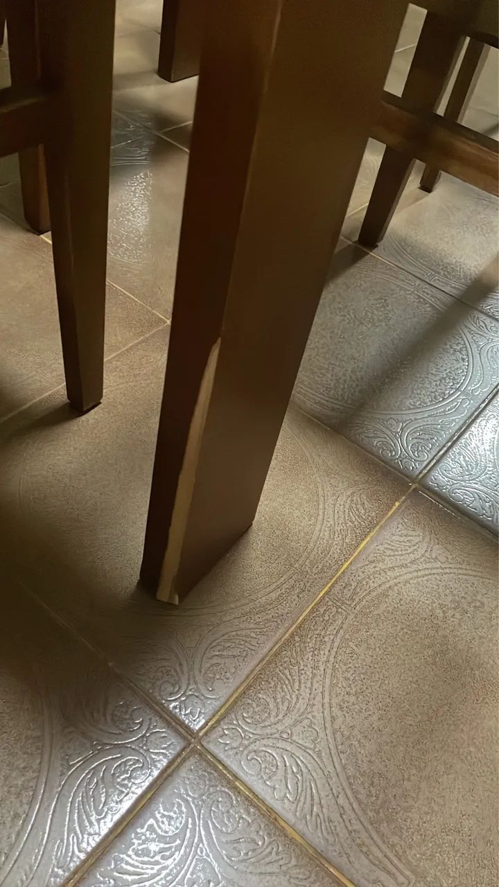 Mesa com 4 cadeiras semi nova ,com tampo de vidro  - Foto 3