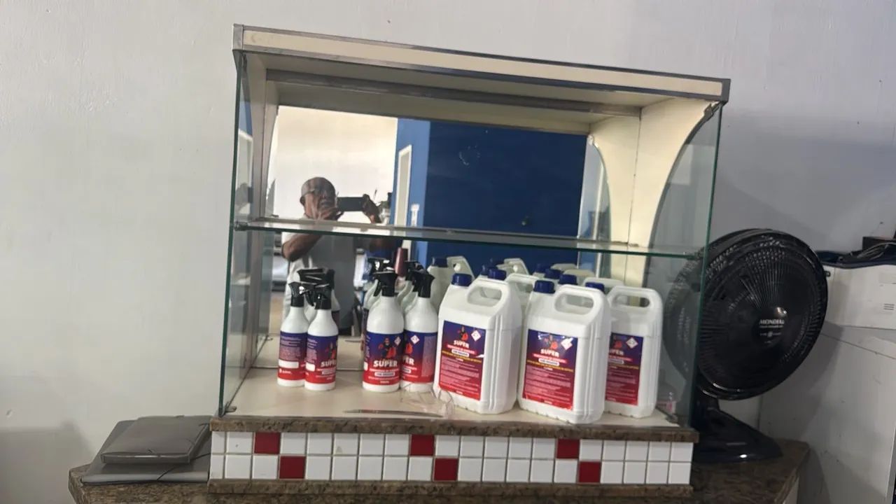 Vitrine espelhada 1.mt com prateleira 