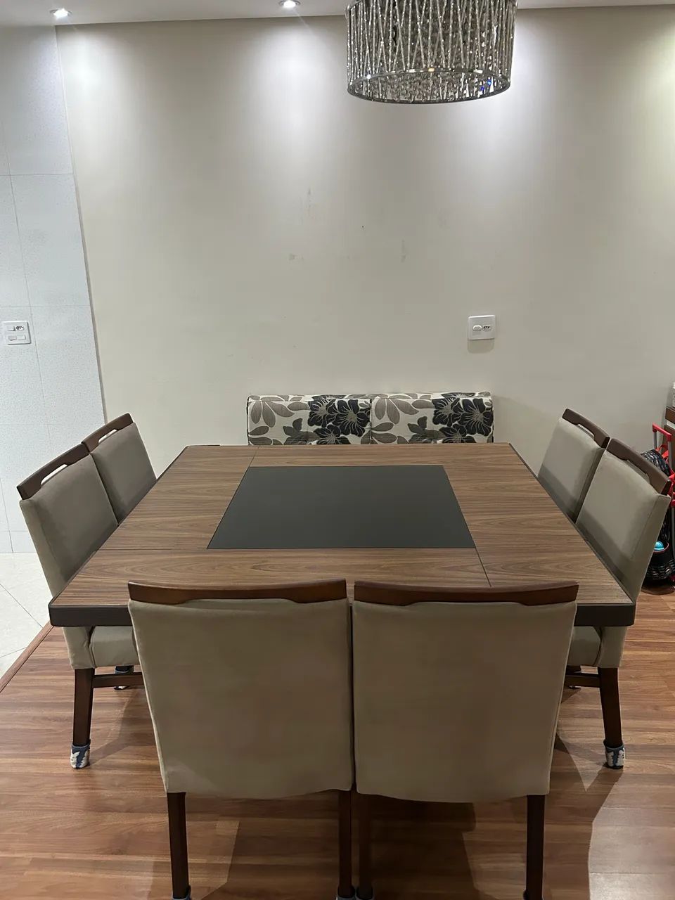 Mesa de jantar quadrada marca: Sidlar - não acompanha cadeiras e nem banco 