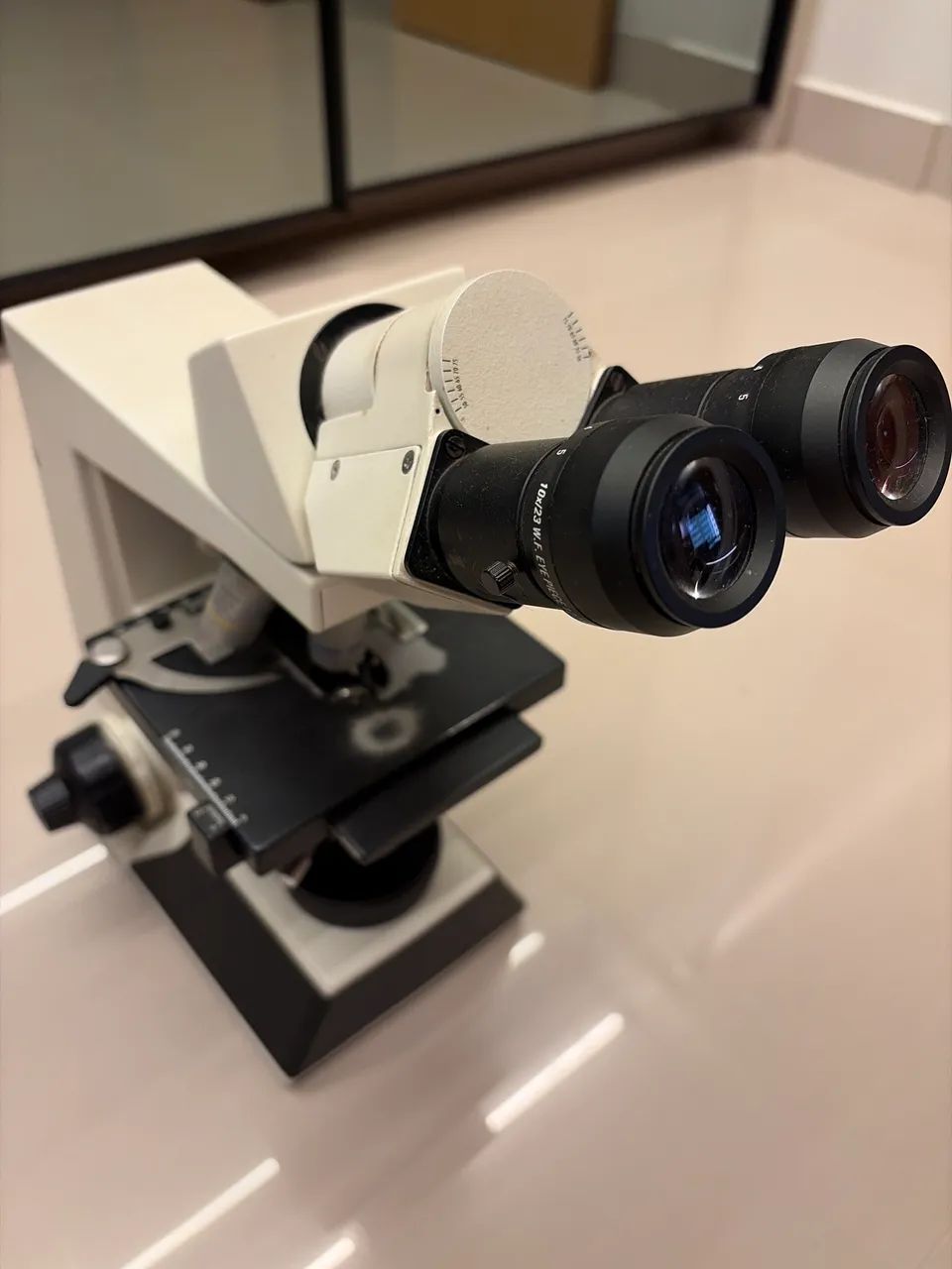 Microscópio Laboratorial
