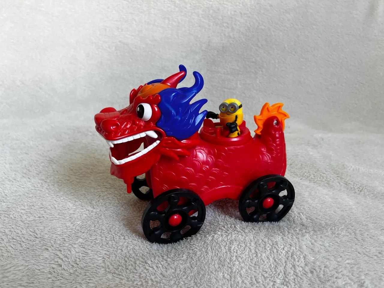 Carrinho Dragão com Minion