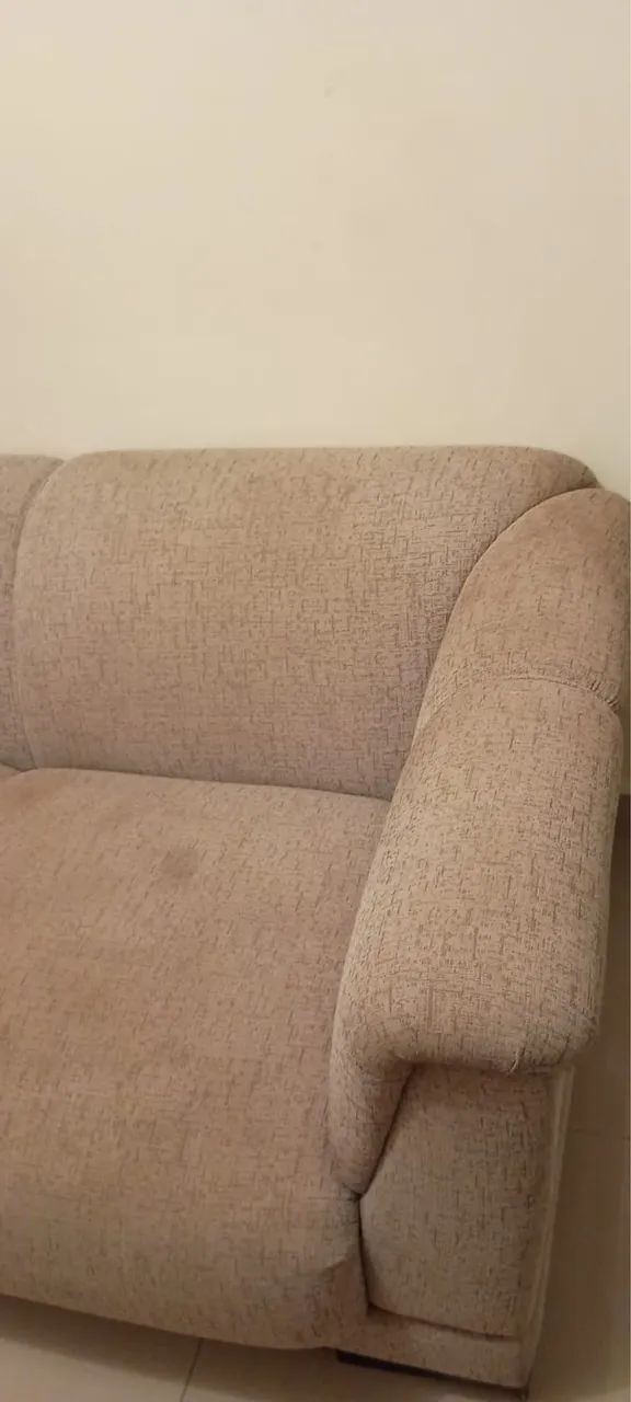 Vendo sofá 2 lugares com 2 almofadas  - Foto 2