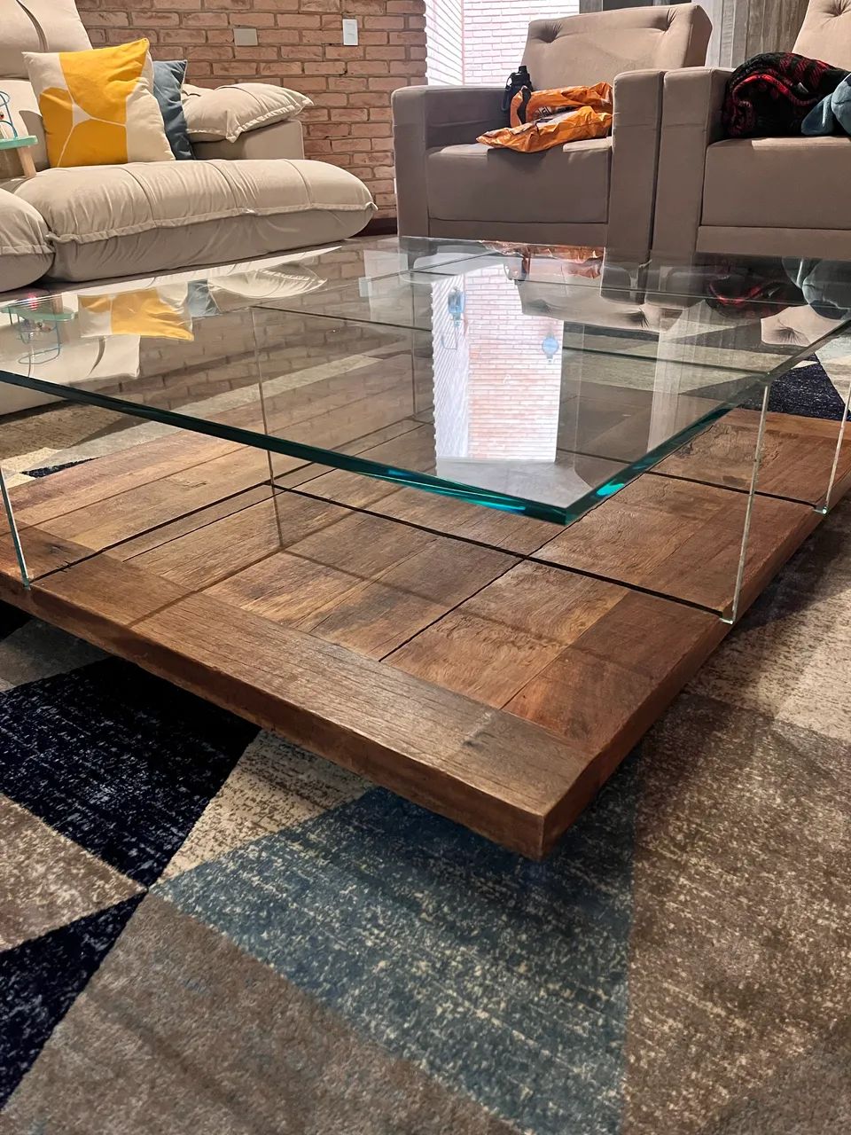 Mesa de centro madeira de demolição e vidro