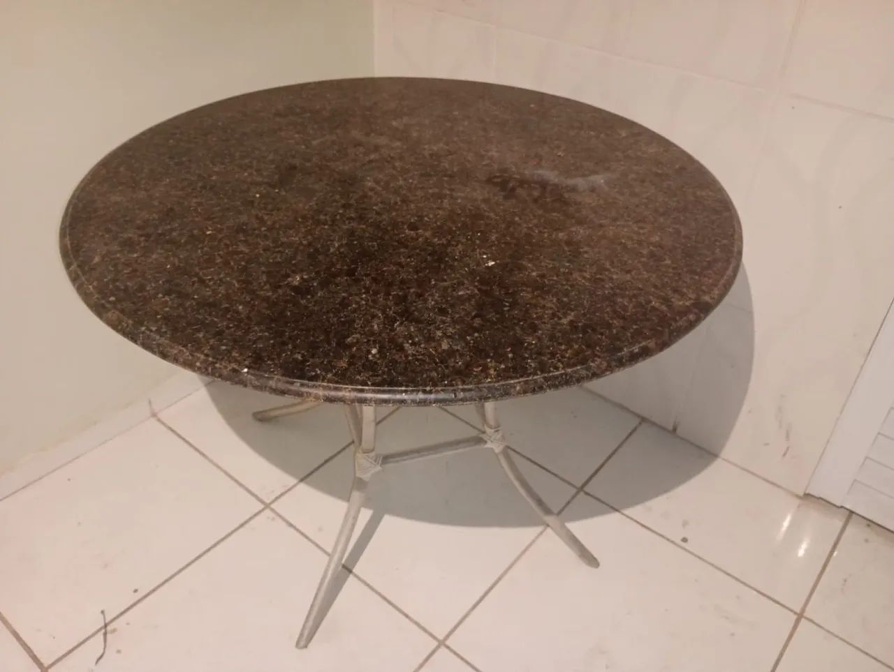 Mesa de granito com 4 cadeiras 