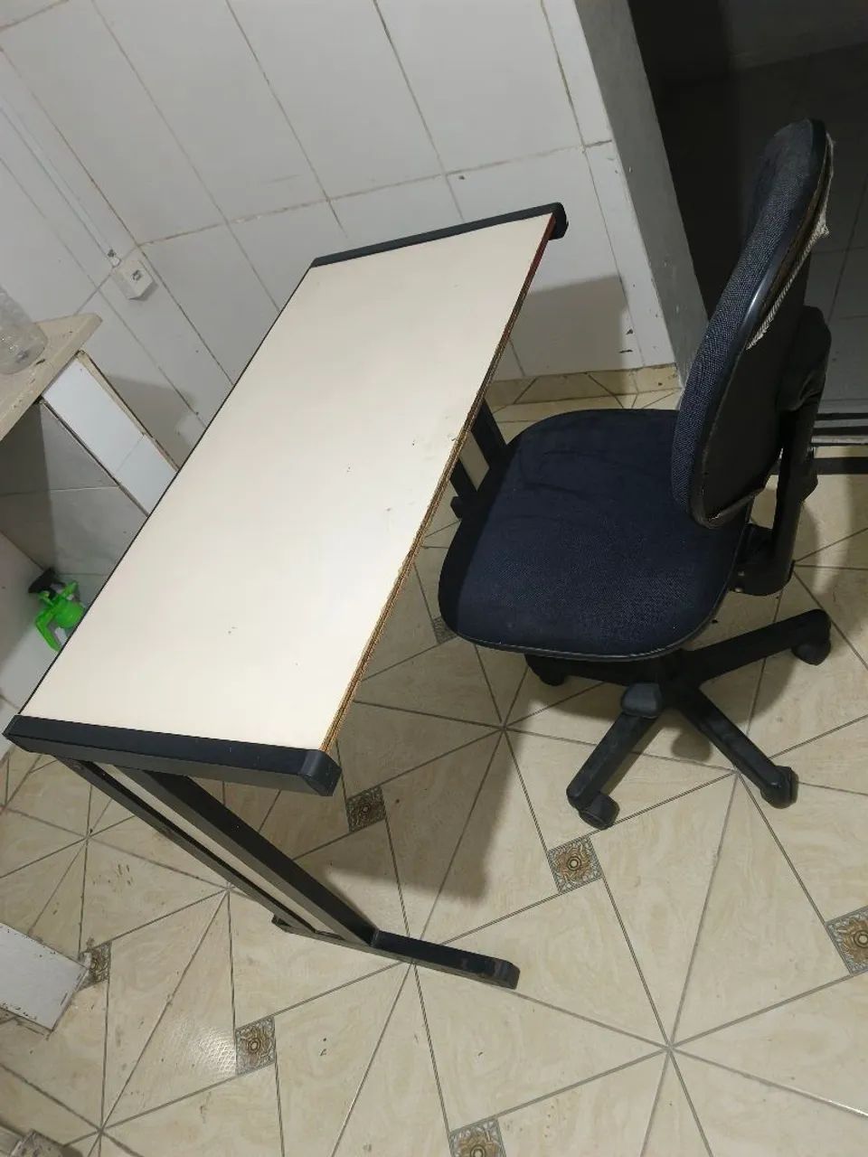 Mesa e cadeira usada - Foto 2