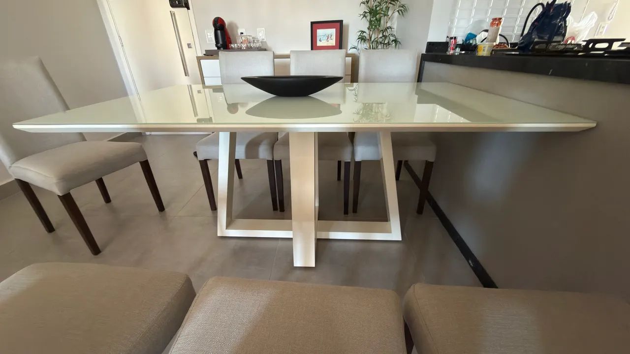 Mesa de madeira com tampão de vidro e 8 cadeiras  - Foto 3