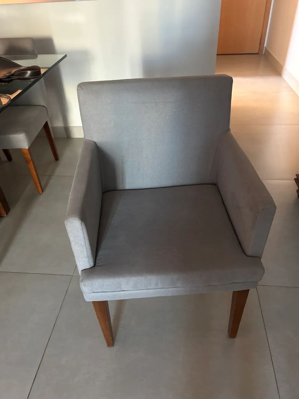 Poltrona tecido suede e estrutura de madeira