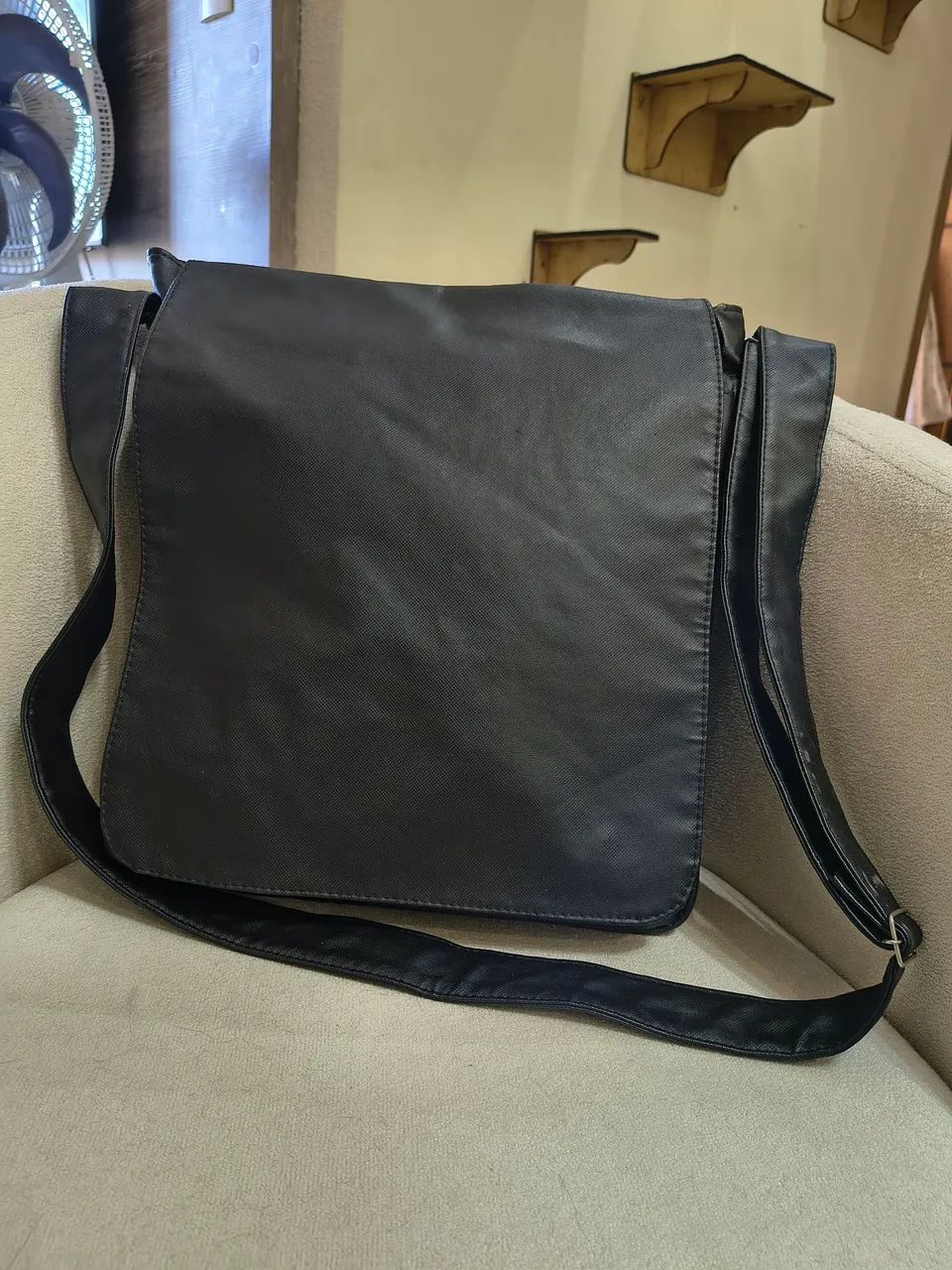 Bolsa Carteiro preta  - Foto 2