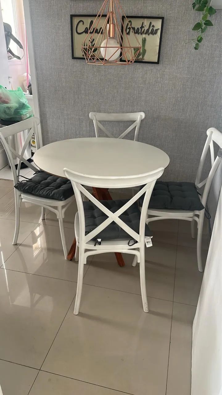 Mesa com 4 cadeiras 