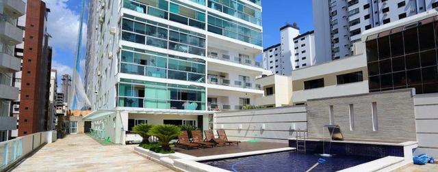 Excelente apto de 3 quartos, todo mobiliado, na Av. Atlântica em Balneário Camboriú - Foto 2