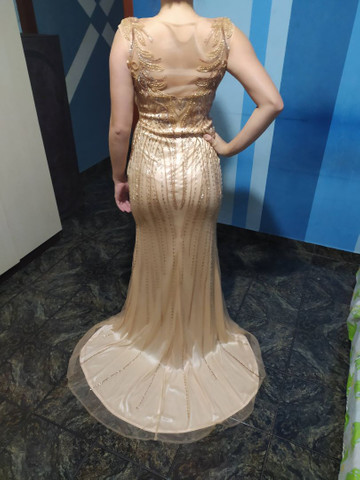 vestido dourado com pedraria