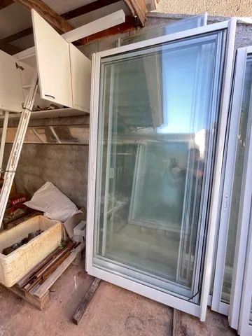 Porta completa em Esquadria Aluminio e vidro com fechadura e acabamentos alumínio - Foto 3