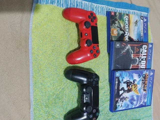 Playstation 4 com dois controles e três jogos 