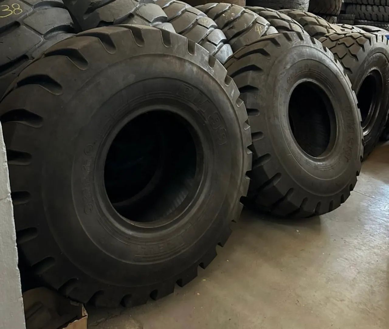 Pneus Pirelli 23.5-25 NOVOS - Foto 2