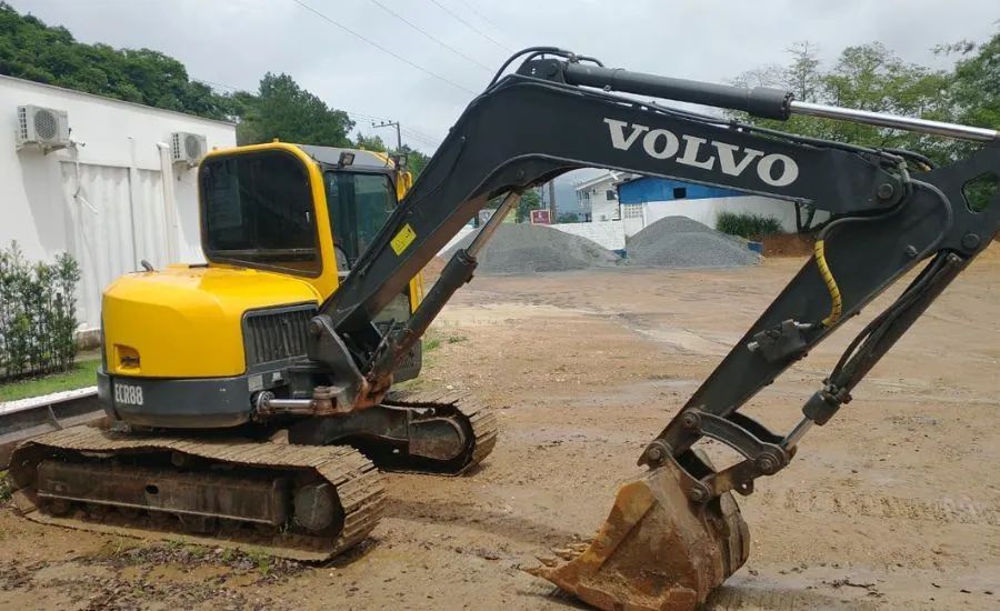 Mini escavadeira Volvo ECR88 - Foto 2