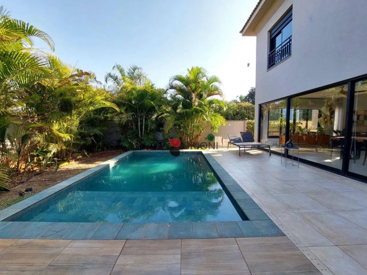 Casa alto padrão com 380m², 3 quartos/suítes para locação no Condomínio Reserva Santa Luis